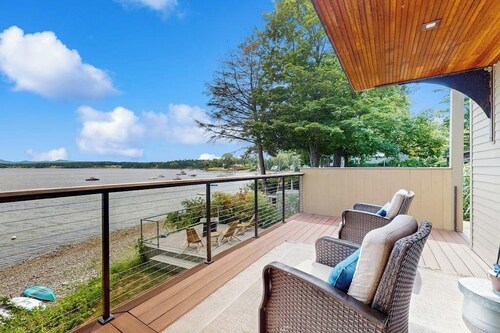 Lakefront house, mountain views, hot tub, kayaks, floating dock, fireplace, bbq