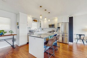 Fridge, microwave, oven, stovetop - Lakefront house, mountain views, hot tub, kayaks, floating dock, fireplace, bbq (Colchester)