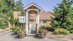 Een gebouw ingang met een bordje voor 'Upper K Mountainview Resort at Storm Lake'.
