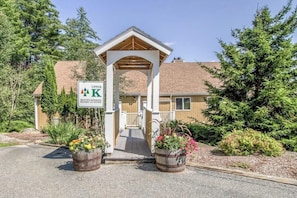 A building entrance with a sign for 'Upper K Mountainview Resort at Storm Lake.' - Sleek condo with shared pool, tennis court, sauna, and hot tub (Stowe)