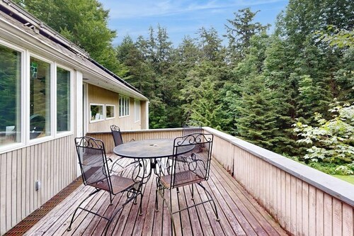 Inviting home with private hot tub - minutes to slopes, bike path & hiking