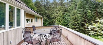 Inviting home with private hot tub - minutes to slopes, bike path & hiking