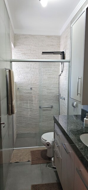 Douche, sèche-cheveux, serviettes fournies, savon
