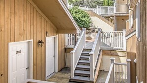 Ein Holzhaus mit einer Treppe, die zu einer Terrasse führt.