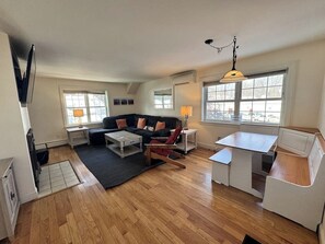 TV - Clean & Bright Condo near Slopes & Lakes with Amazing Walkable Locale (Stowe)