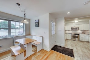 Dining - Clean & Bright Condo near Slopes & Lakes with Amazing Walkable Locale (Stowe)