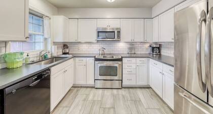 Clean & Bright Condo near Slopes & Lakes with Amazing Walkable Locale