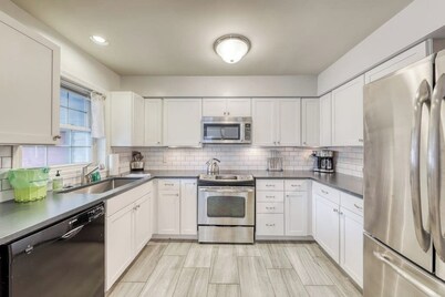Clean & Bright Condo near Slopes & Lakes with Amazing Walkable Locale