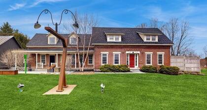Radiant dog-friendly getaway w/a prime location near Stowe Mountain Resort