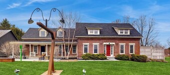 Radiant dog-friendly getaway w/a prime location near Stowe Mountain Resort