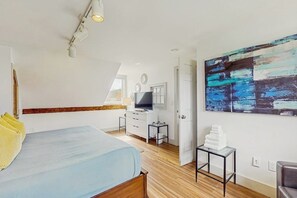 Tabla de planchar con plancha, wifi gratis y ropa de cama 