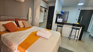 Una camera d'albergo con un letto, una scrivania e una sedia.