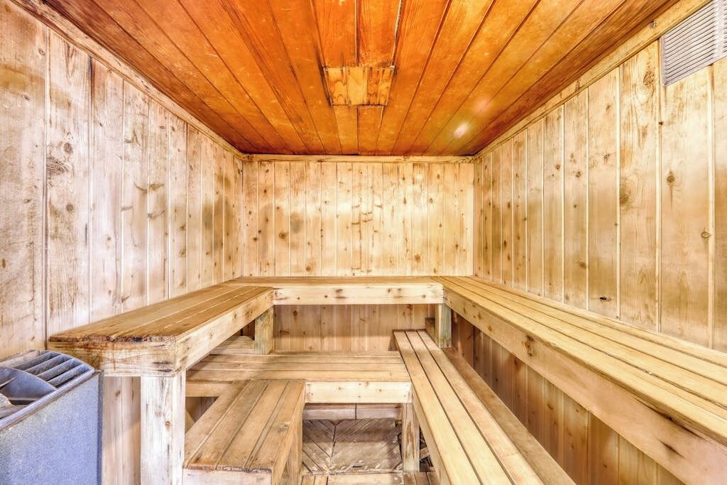 Een sauna met houten wanden en banken.