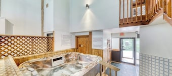 Lovely mountain home w/shared hot tub & pool, washer/dryer, free WiFi, fireplace