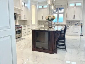 Private kitchen - 7,000 sqft Luxury Countryside Mansion on 1 acre estate lot, swimming pool 12 par (York)