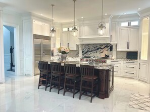 Private kitchen - 7,000 sqft Luxury Countryside Mansion on 1 acre estate lot, swimming pool 12 par (York)