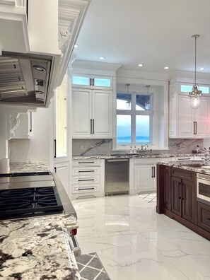 Private kitchen - 7,000 sqft Luxury Countryside Mansion on 1 acre estate lot, swimming pool 12 par (York)