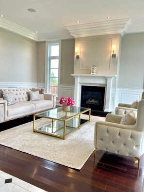Living area - 7,000 sqft Luxury Countryside Mansion on 1 acre estate lot, swimming pool 12 par (York)