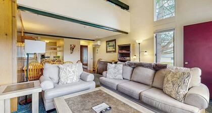 Golf course-front condo with loft, indoor & outdoor pools, hot tub, & game room