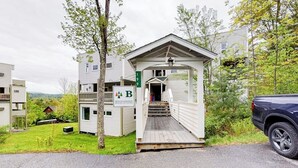 En lille, etetages bygning med en rampe, der fører til en dør, mærket 'Mountain Inside Resort at Snow'.