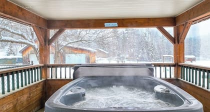Secluded, dog-friendly cabin with hot tub, mountain view, fireplace & deck
