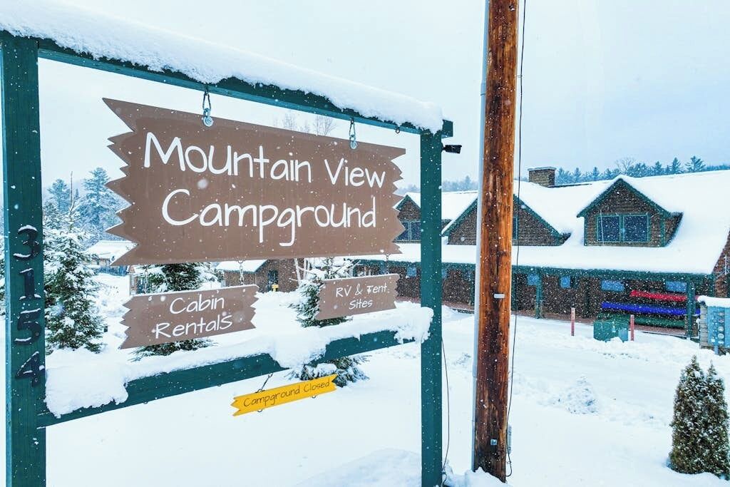 Schild für den Mountain View Campingplatz mit Wohnmobil- und Zeltplätzen sowie Kabinovermietung.
