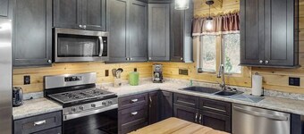 Enchanting dog-friendly cabin with fireplace, hot tub & washer/dryer