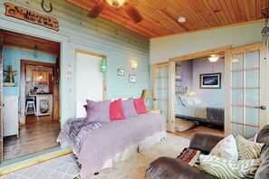Ein gemütliches Zimmer mit einem Bett, einer Couch und einem Essbereich.