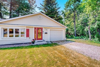 Relaxing home with gas grill, washer/dryer, TV, kitchenette - close to mall
