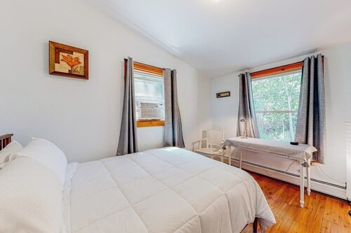 Relaxing home with gas grill, washer/dryer, TV, kitchenette - close to mall