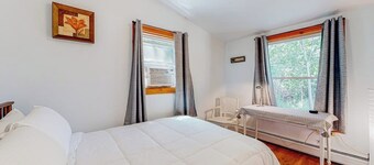 Relaxing home with gas grill, washer/dryer, TV, kitchenette - close to mall
