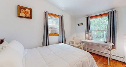 Relaxing home with gas grill, washer/dryer, TV, kitchenette - close to mall