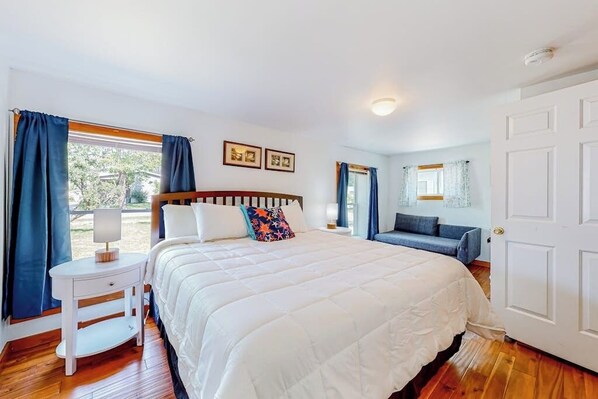 Iron/ironing board, free WiFi, bed sheets