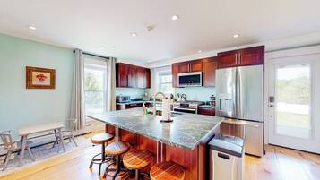 Coffee/tea maker, fridge, microwave, oven