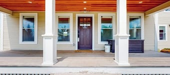3-bedroom suite in a vintage farmhouse with on-site hot tub - near ski/hike/bike