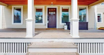 3-bedroom suite in a vintage farmhouse with on-site hot tub - near ski/hike/bike