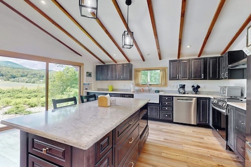 Riverfront house w/ valley & distant mountain views, fireplace, w/d, wifi