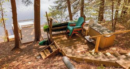 Gorgeous cabin with Pack 'n Play, private dock, lovely deck, firepit, wood stove