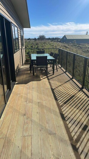 Outdoor dining - The Blacksmith's Rest, quiet and peaceful accommodation close to town (New Plymouth)