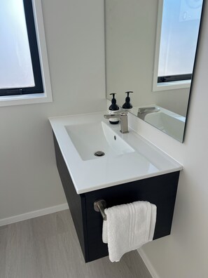 Shower, hair dryer, towels, soap - The Blacksmith's Rest, quiet and peaceful accommodation close to town (New Plymouth)