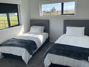 2 bedrooms, iron/ironing board, WiFi, bed sheets - The Blacksmith's Rest, quiet and peaceful accommodation close to town (New Plymouth)