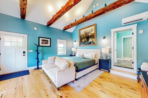 Vintage farmhouse studio with on-site hot tub - near year-round recreation