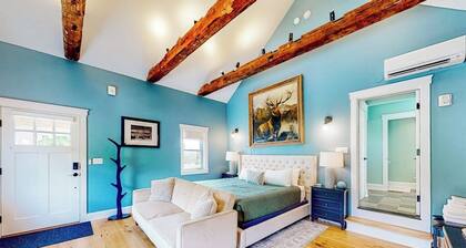 Vintage farmhouse studio with on-site hot tub - near year-round recreation
