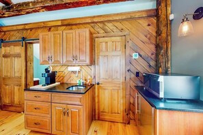 Kühlschrank, Mikrowelle, Wasserkocher mit Kaffee-/Teezubehör