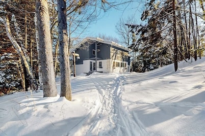 Ski-in/ski out your back door townhouse w/ tennis court
