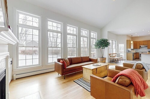 Cozy home near park, deck, patio, bbq, soaking tub, TV, basketball, office, w/d