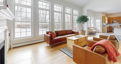 Cozy home near park, deck, patio, bbq, soaking tub, TV, basketball, office, w/d
