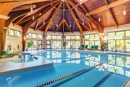 Recently updated home with shared hot tub, pool, and easy ski access
