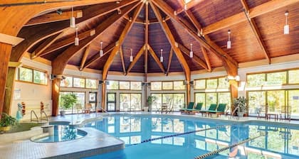 Recently updated home with shared hot tub, pool, and easy ski access