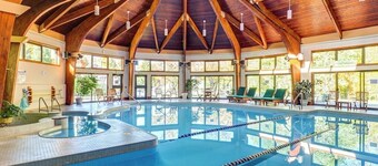 Recently updated home with shared hot tub, pool, and easy ski access